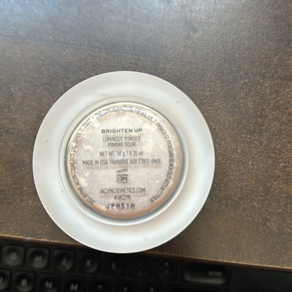 Jaclyn Cosmetics Luminous Powder in Brighten Up - Picture 2 of 4